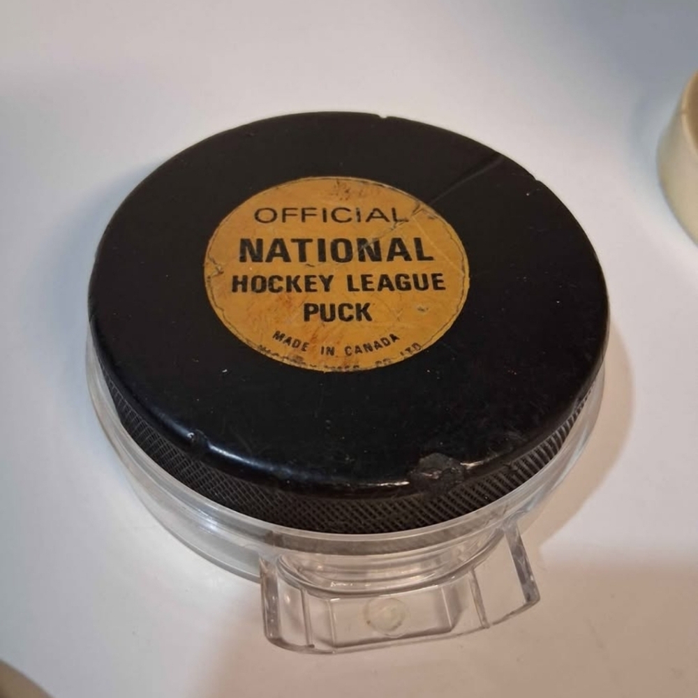 Vintage Viceroy National Hockey League Puck Display on Gold Stand - Picture 4 of 4